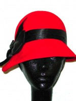 Vintage red felt cloche w/black satin ribbon & side bow